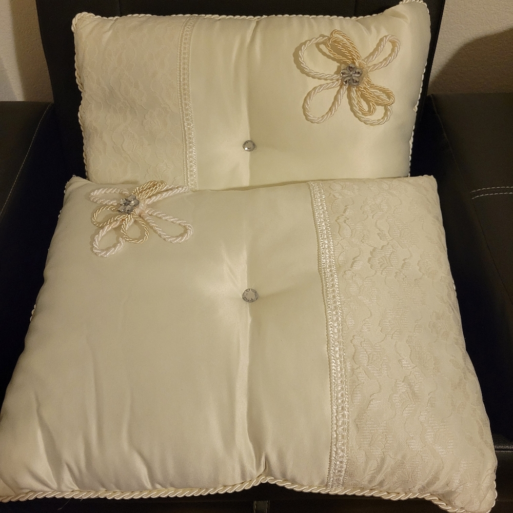 Wedding pillows & cake topper